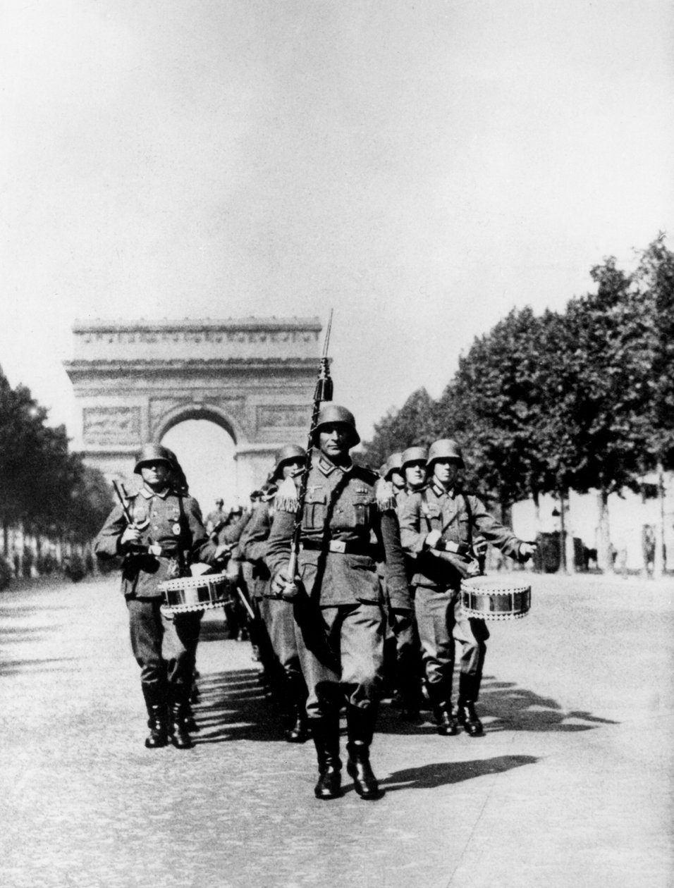 占领期间，沿香榭丽舍大街的德国阅兵，1940-1944年，巴黎 作者 不明