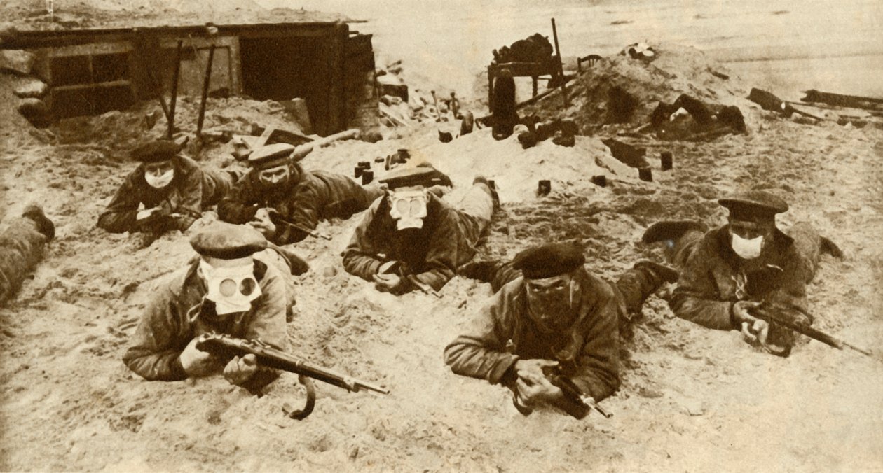1915年第一次世界大战，1935年，德国海军士兵戴上防毒面具。 作者 不明
