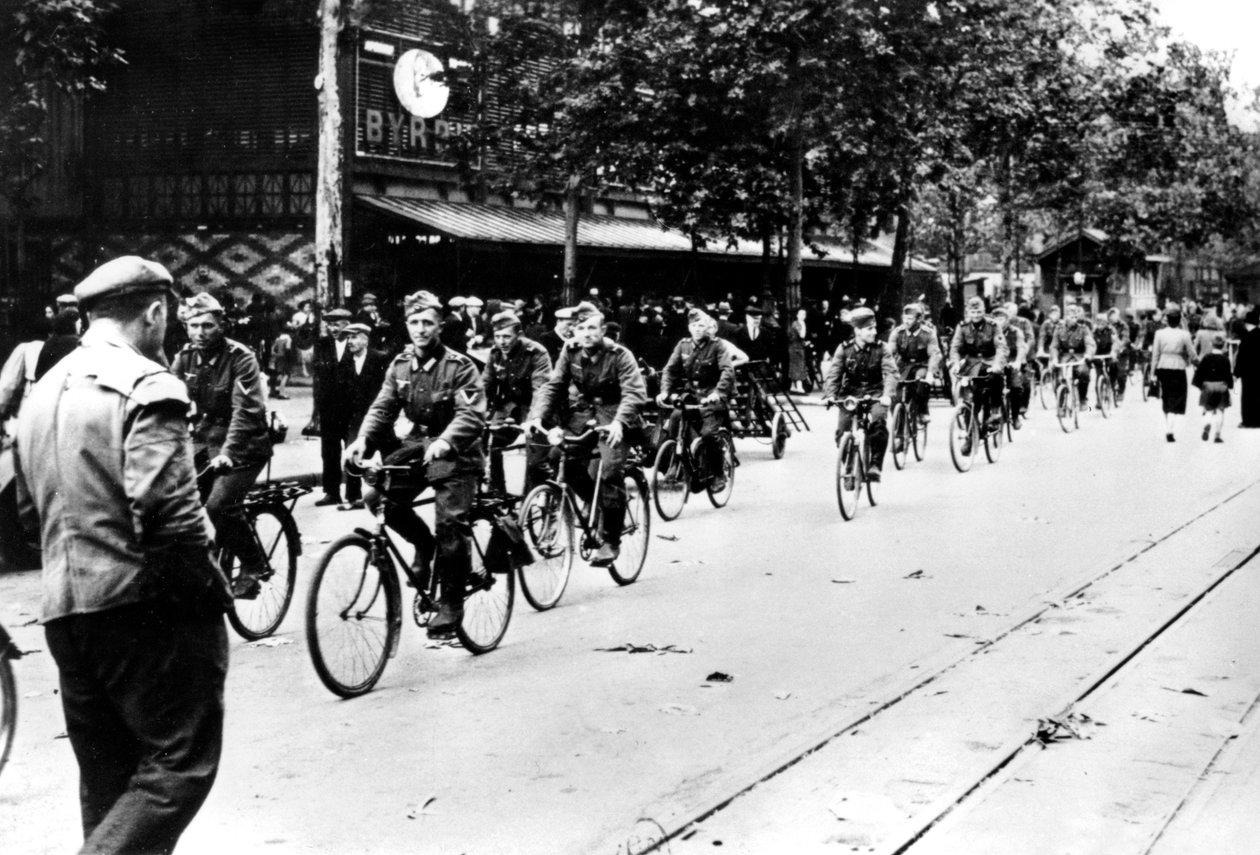1940年6月，德国士兵在巴黎的街道上骑自行车 作者 不明