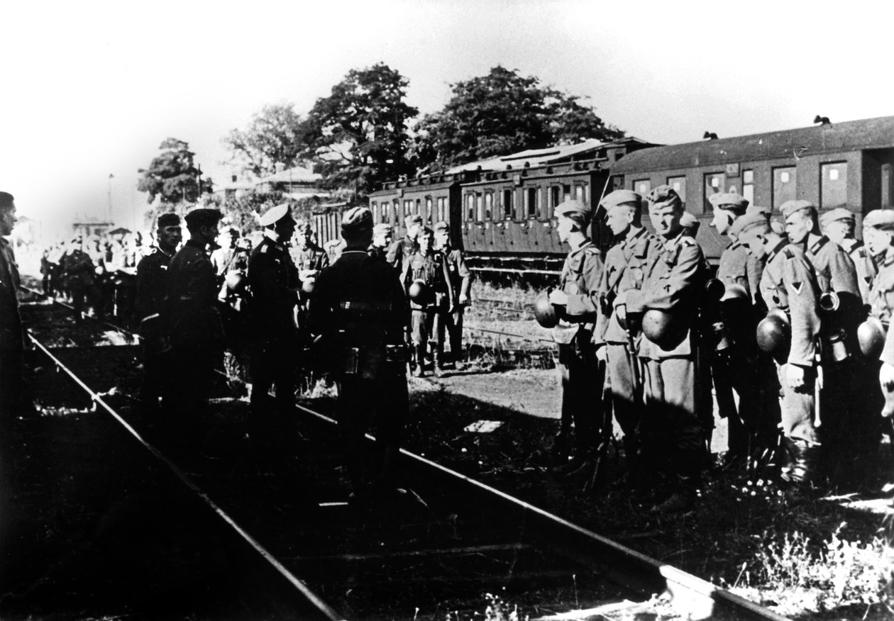 1940年8月，德国士兵在巴黎郊区的火车站等待运输 作者 不明
