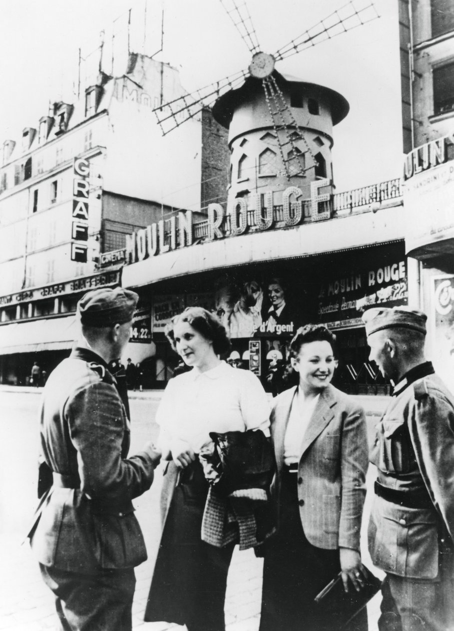 1940年6月，德国士兵在红磨坊外与法国妇女聊天，占领了巴黎 作者 不明