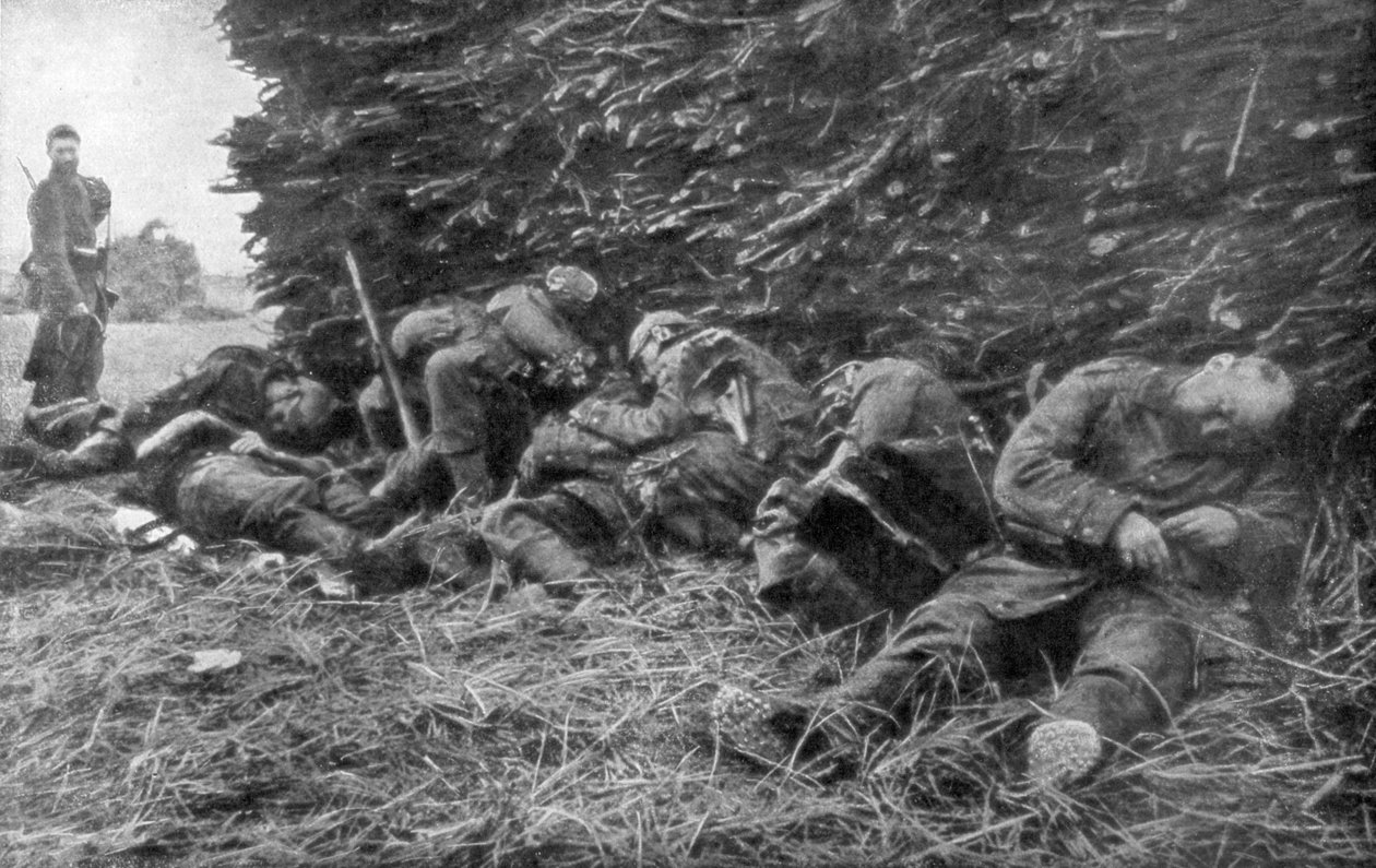 1914年9月5日至12日，法国马恩省第一战役，德国士兵被大炮击killed 作者 不明
