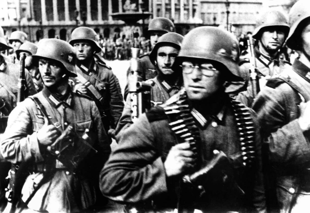 1940年6月14日，德国士兵在巴黎行军 作者 不明