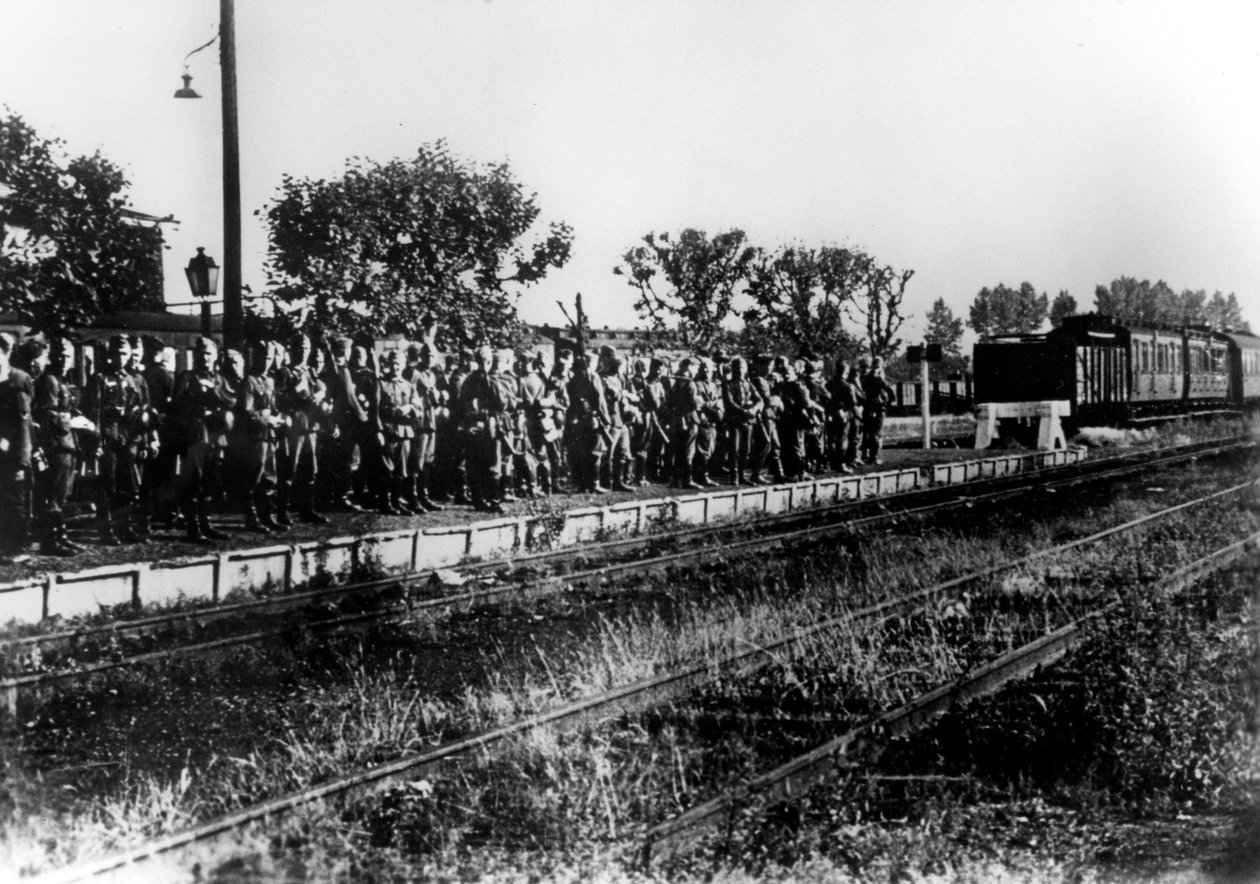 1940年8月，法国，在铁路平台上等待运输的德国士兵 作者 不明