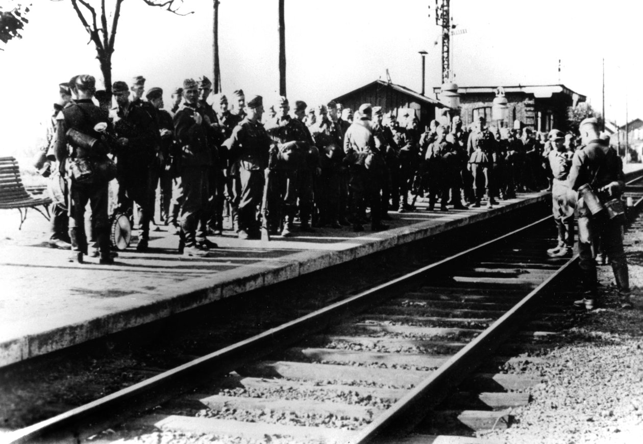 1940年8月，巴黎，在铁路平台上等待运输的德国士兵 作者 不明
