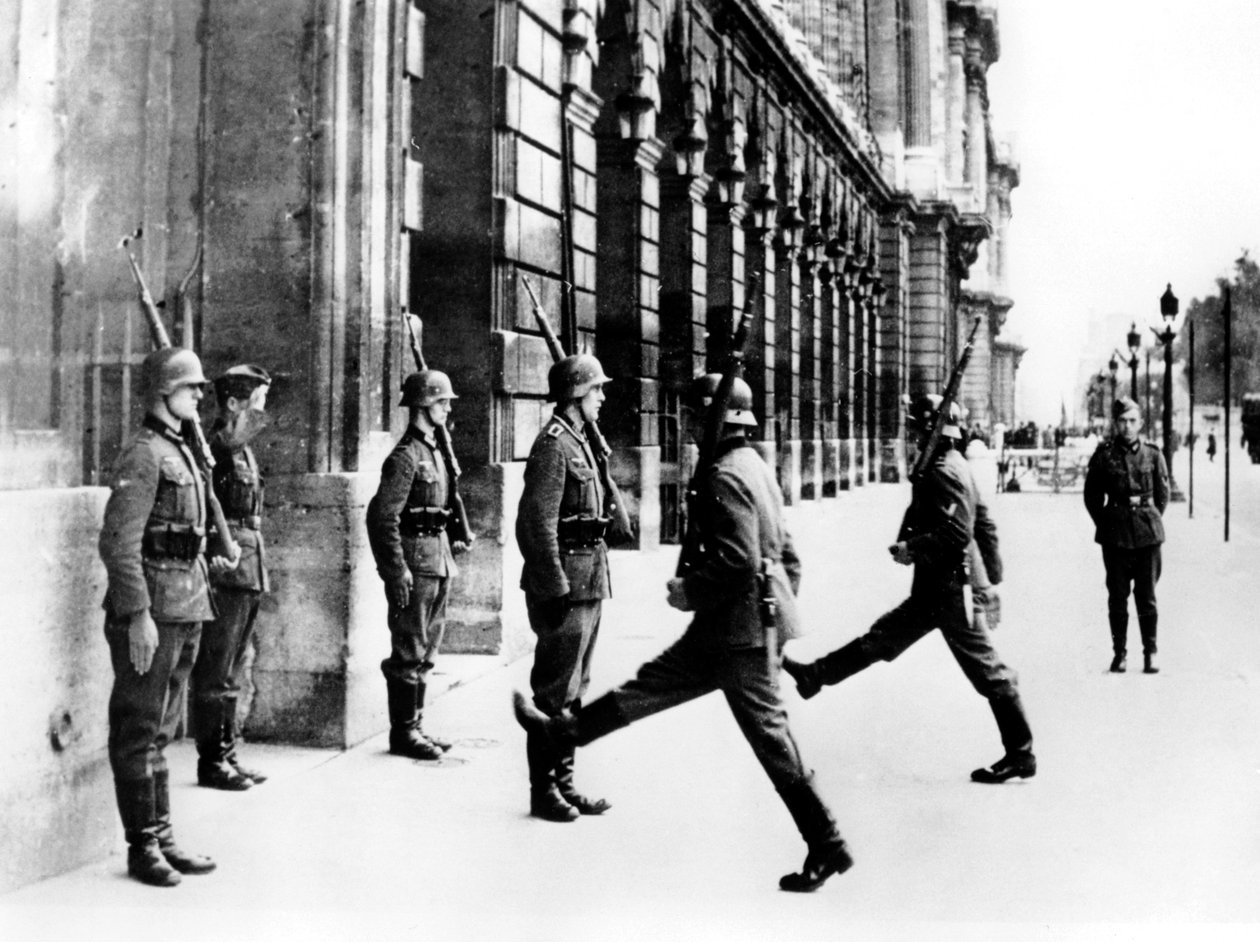 1940年10月7日，德国士兵在巴黎的Crillon酒店外值班 作者 不明