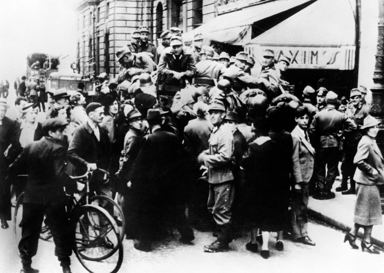 1940年7月，巴黎马克西姆斯饭店外的德国士兵 作者 不明