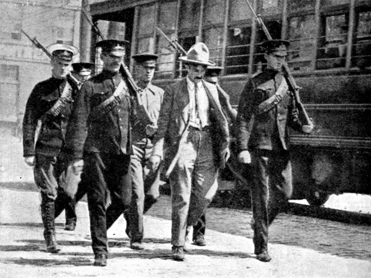 1914年第一次世界大战，加拿大间谍将德国间谍押送到加拿大监狱 作者 不明