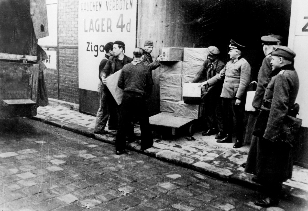 1941年2月，占领巴黎的德国补给站 作者 不明