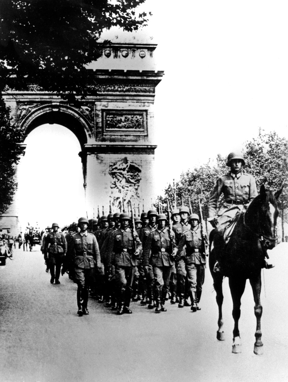 1940年6月14日，德军在巴黎香榭丽舍大街上进军 作者 不明