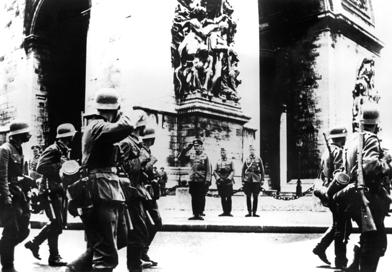 1940年6月14日，德国军队进军巴黎凯旋门 作者 不明