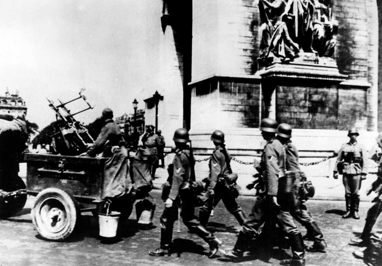 1940年6月，德国军队进军巴黎凯旋门 作者 不明