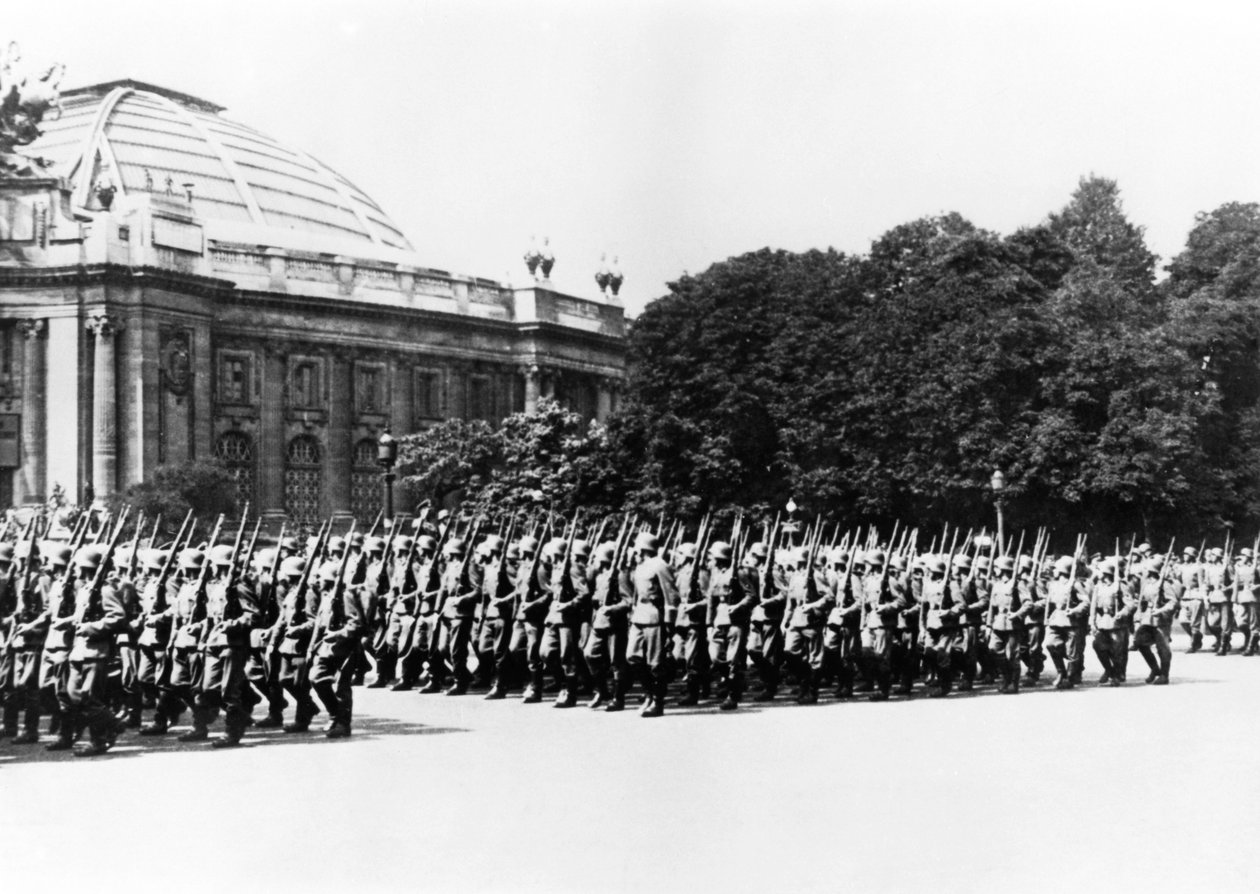 1941年7月8日，德军在巴黎的德国指挥官面前游行 作者 不明