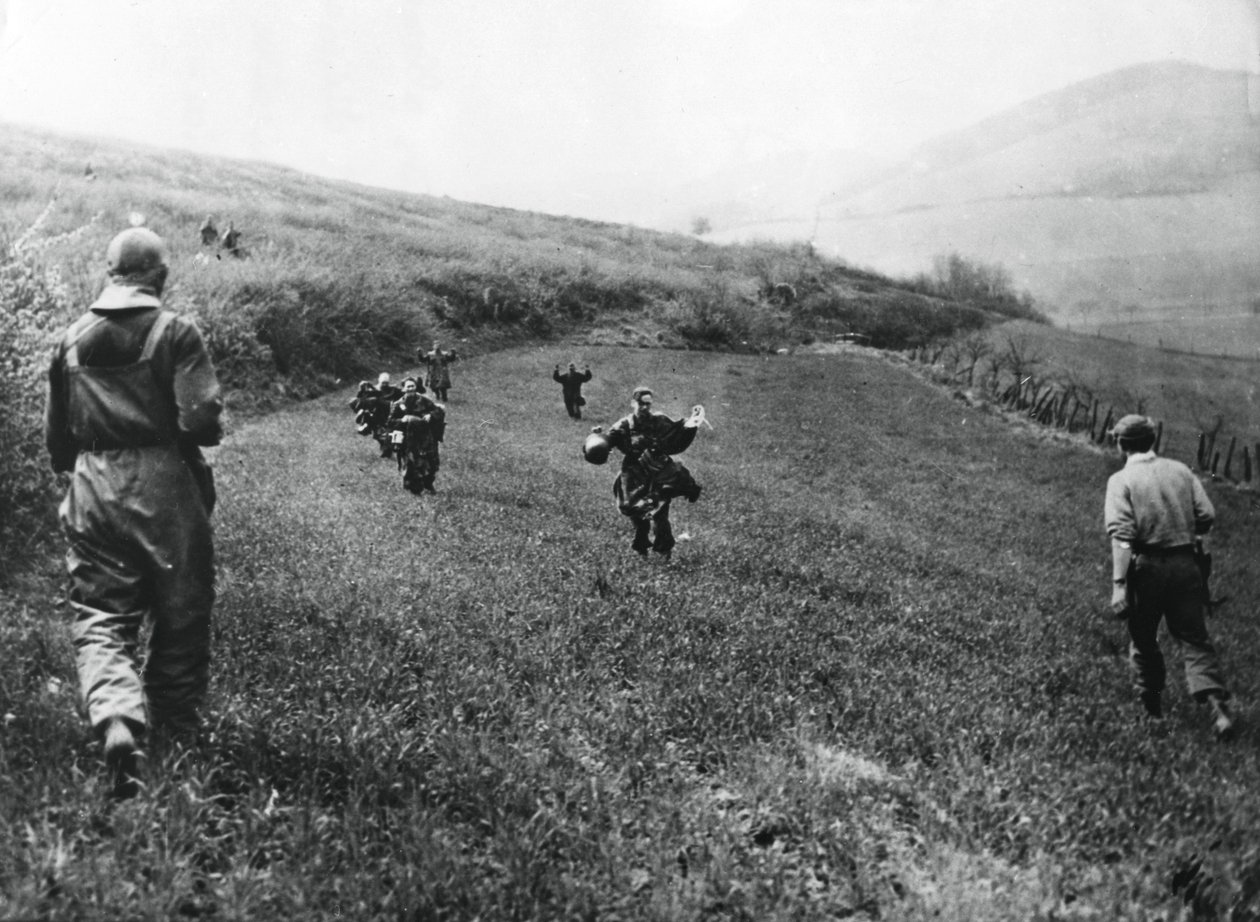 1945年4月，德国军队向德国埃尔斯伯恩附近的美国第1军士兵投降 作者 不明