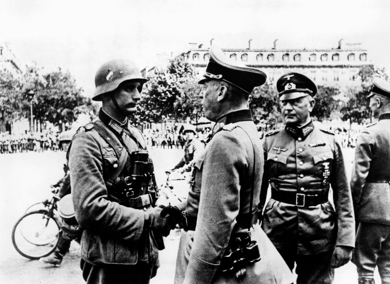 1940年6月占领巴黎后，德国胜利大游行 作者 不明