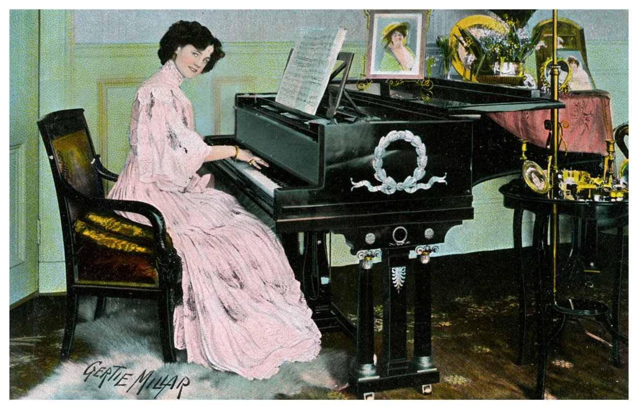 英国女演员兼歌手Gertie Millar演奏钢琴，c1890-1909 作者 不明