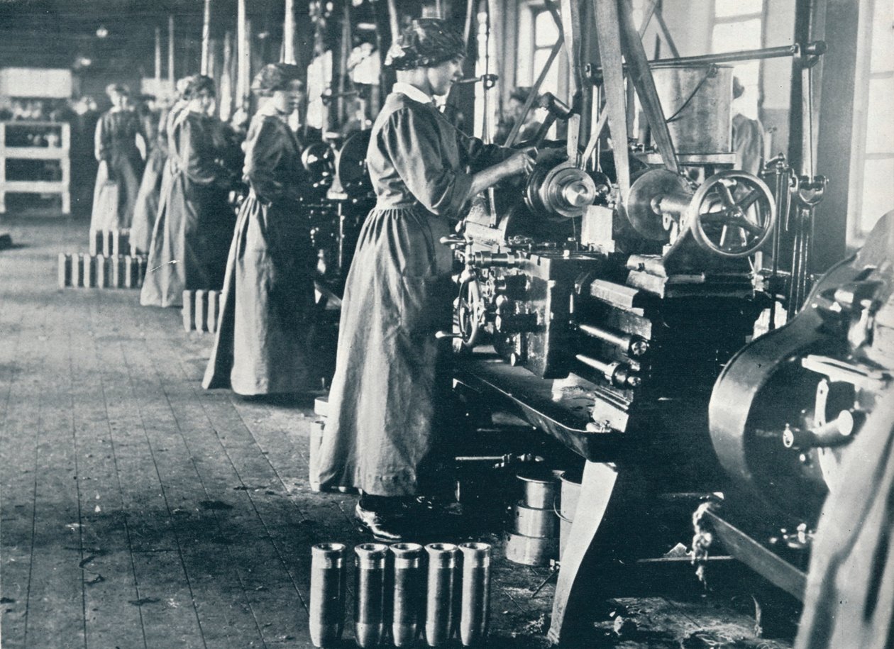 c1914年，一家苏格兰工厂的车床上的女孩子弹工作者 作者 不明