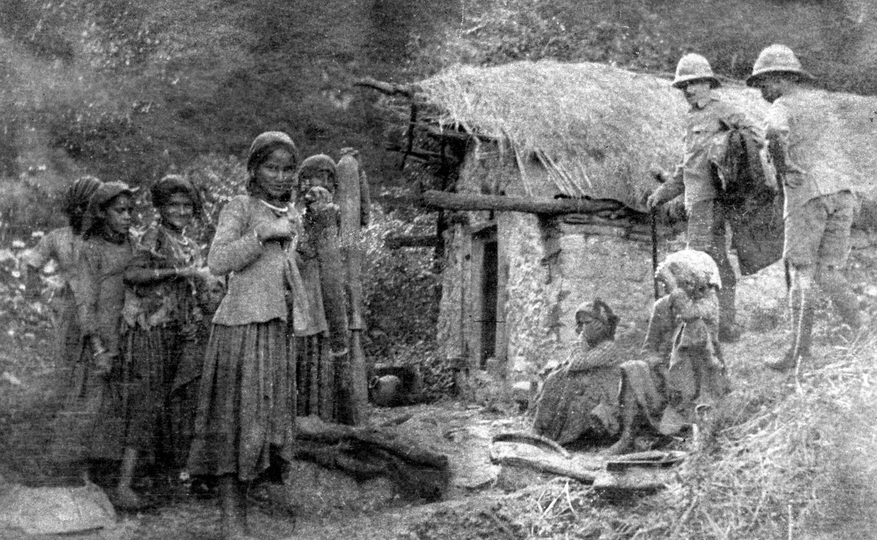 女孩和英国士兵，印度查克拉塔丘陵，1917年 作者 不明