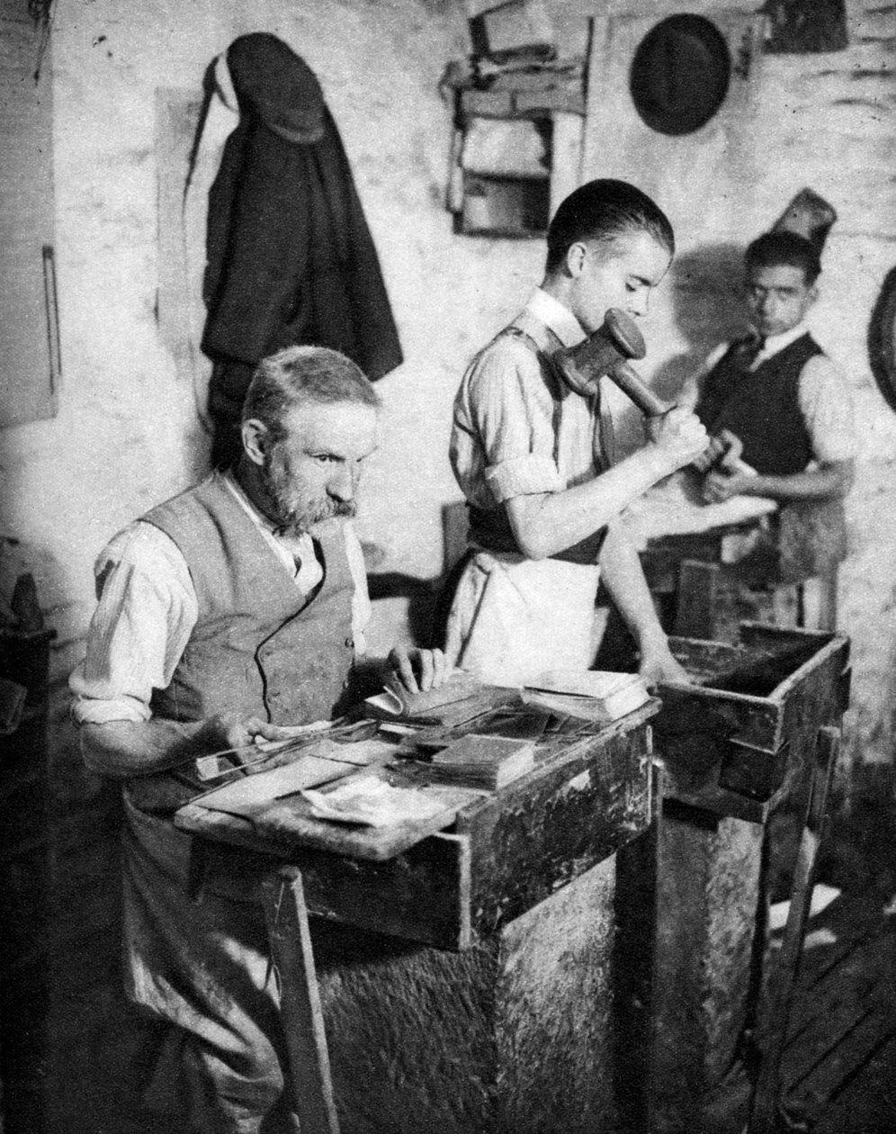 1926-1927年在伦敦工作坊中打金 作者 不明