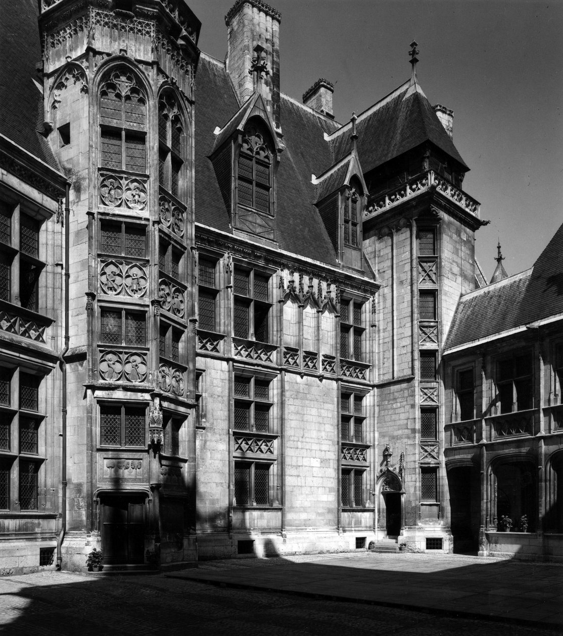 哥特式建筑：布尔日商人雅克-科尔（Jacques Coeur，1395-1456）的宫殿内院的外墙。 作者 不明