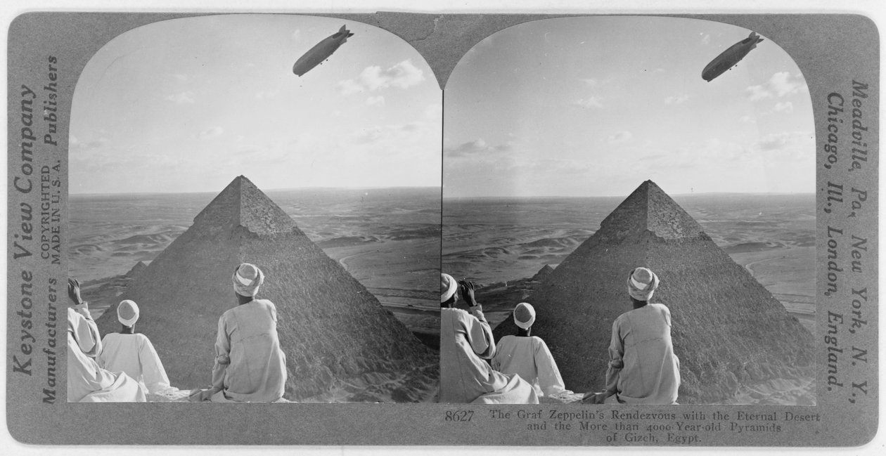 Graf Zeppelin above the pyramids of Giza, c.1930 (stereograph) 作者 不明