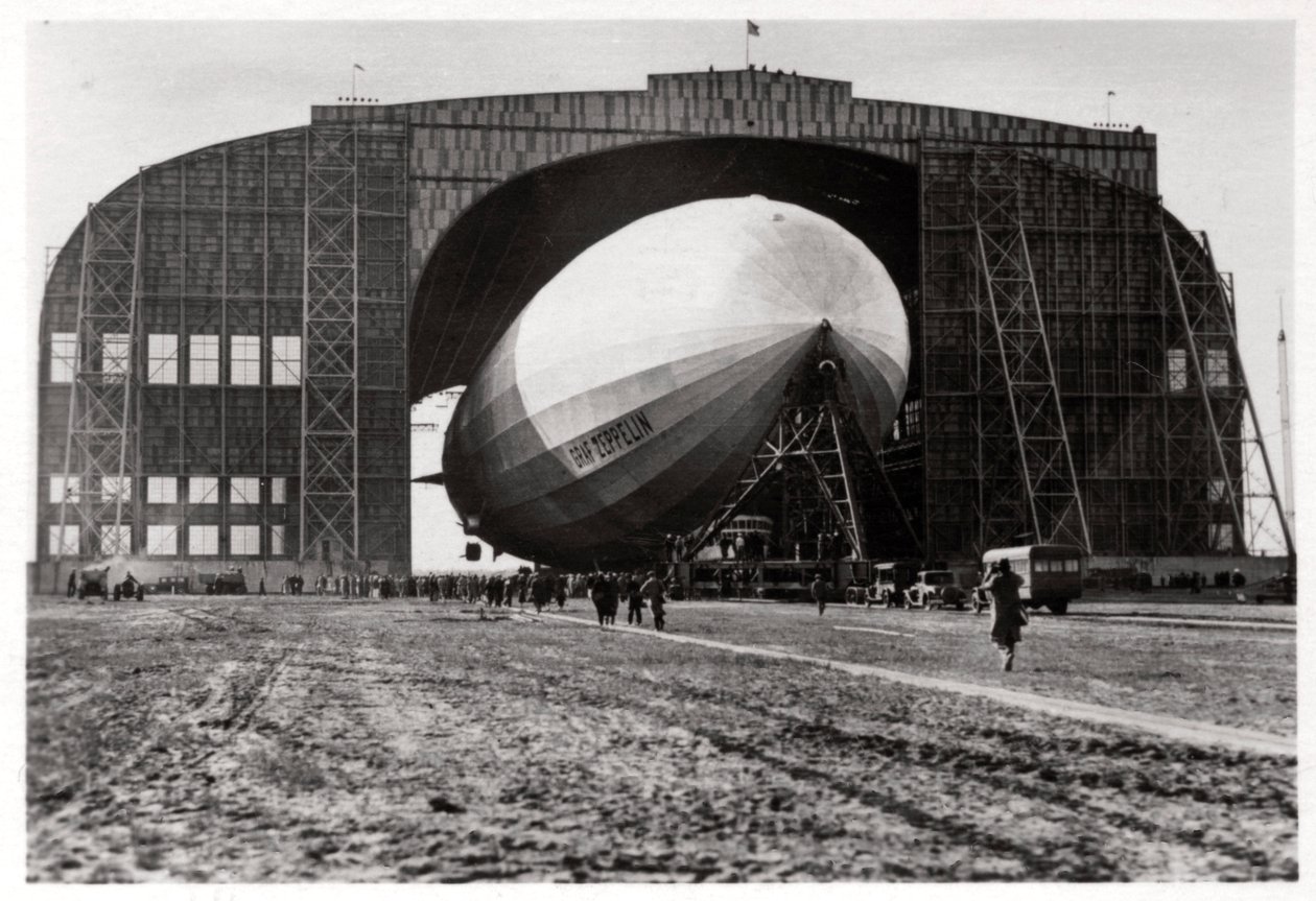 齐柏林飞艇（Graf Zeppelin）固定在移动锚杆上，美国新泽西州莱克赫斯特，1930年，1933年 作者 不明