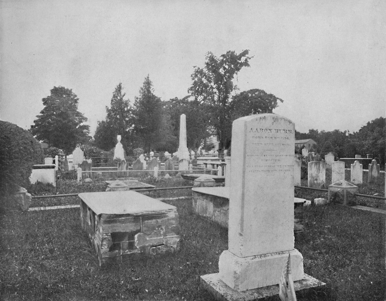 乔纳森·爱德华兹和亚伦·伯尔的坟墓，新泽西州普林斯顿，约1897年。 作者 不明
