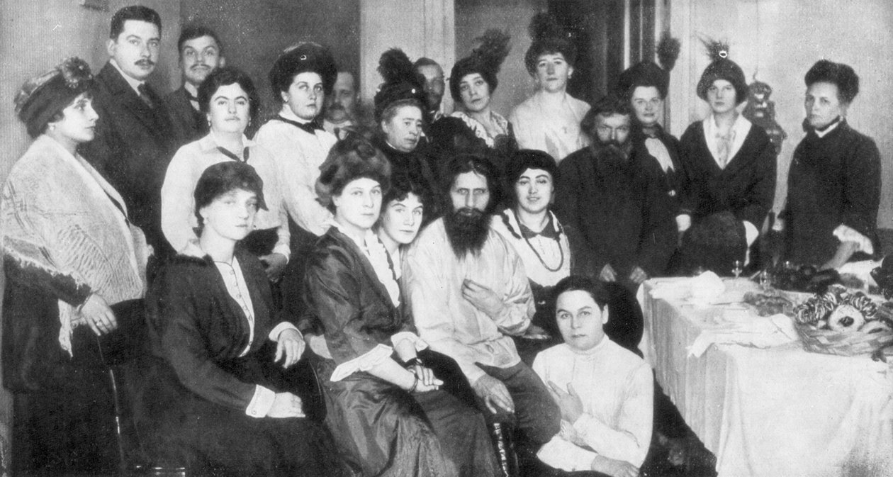 Grigori Rasputin和一群妇女，1917年 作者 不明