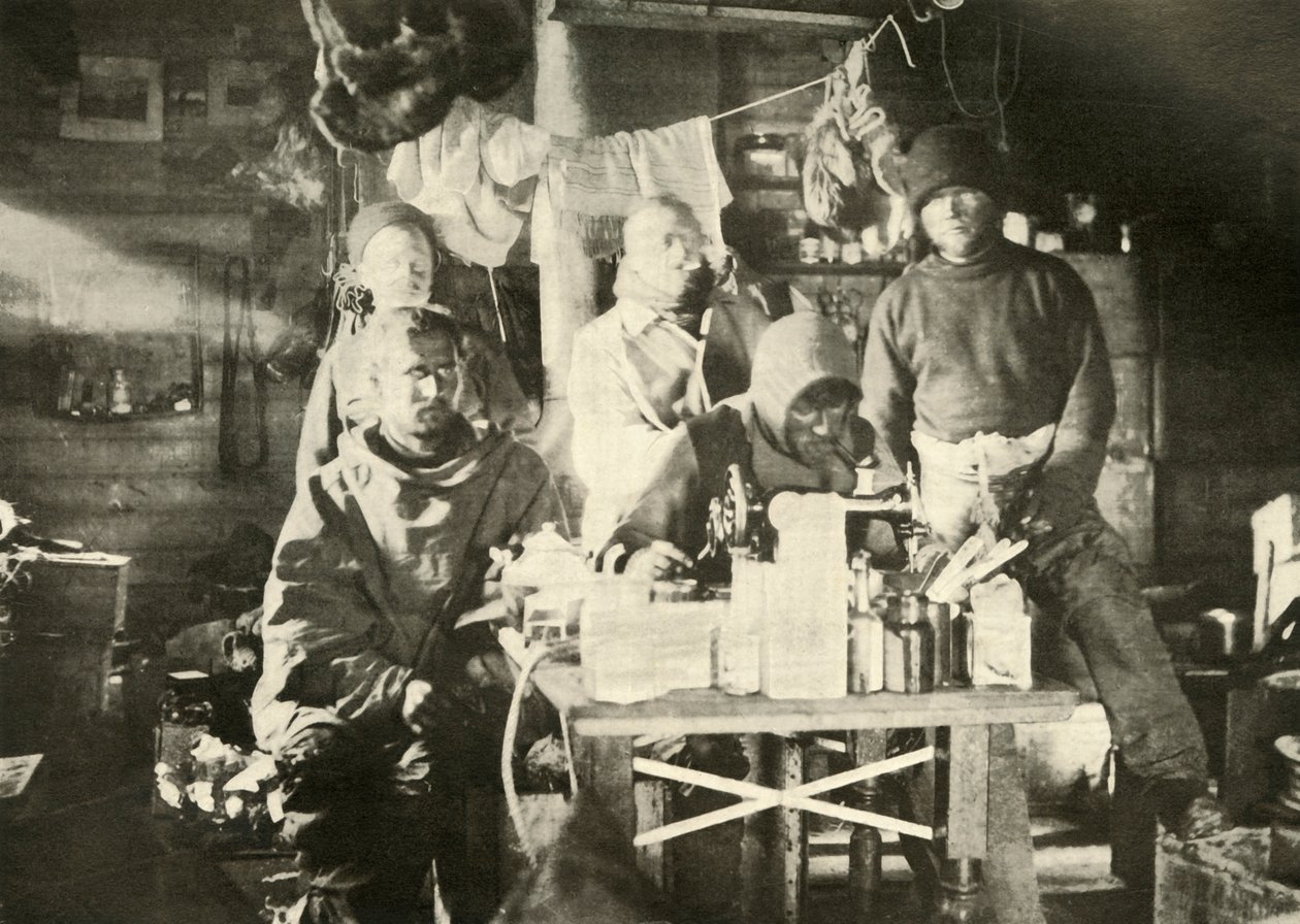 夏天的小屋中的小组：乔伊斯在缝纫机上，1908年，1909年。 作者 不明