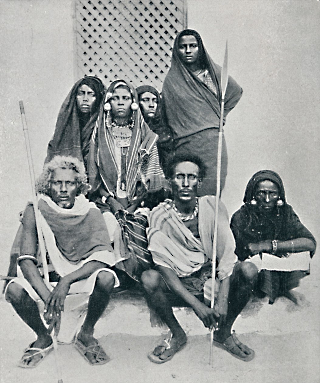 1912年，来自厄立特里亚阿萨布湾意大利港口的达纳基尔男人和女人小组 作者 不明
