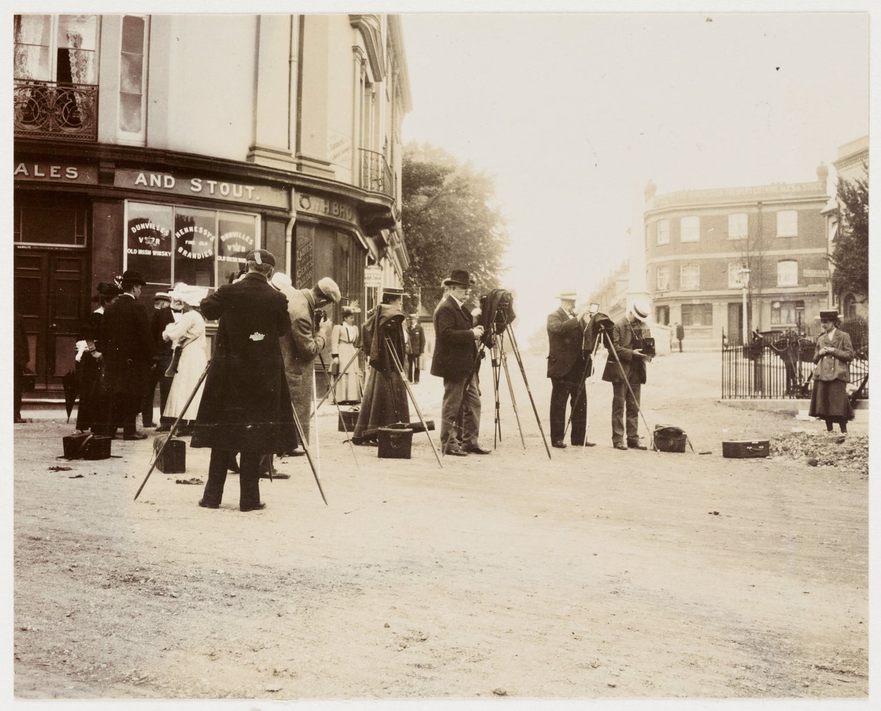 "Group of photographers taking photographs in the street" 作者 不明