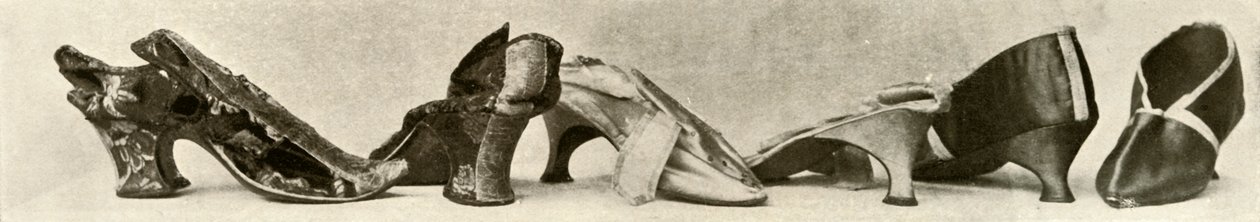 拖鞋组1735、1770和1780、1937。 作者 不明