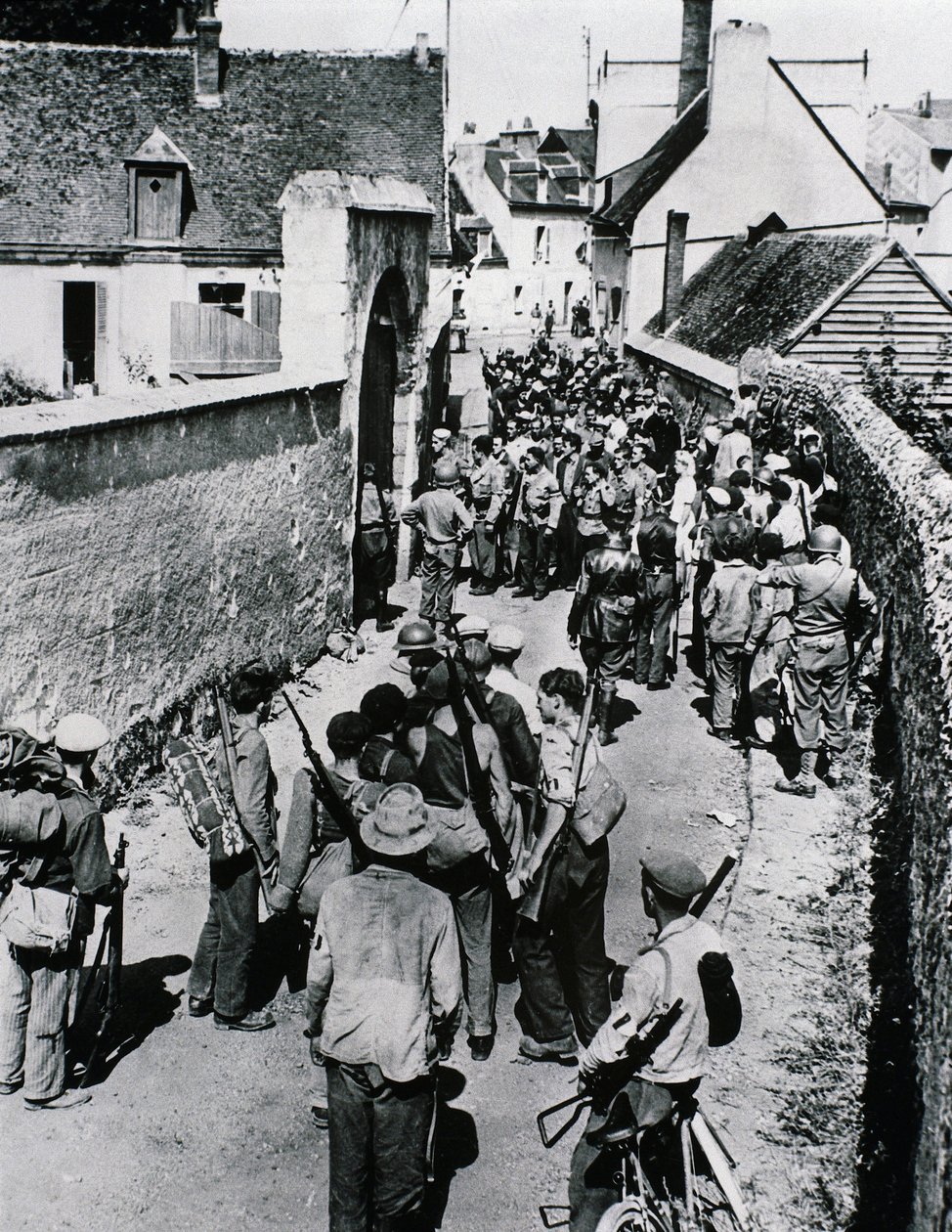 Groups of French Resistance fighters wait for the distribution of weapons in a house, July 1944 (b/w photo) 作者 不明