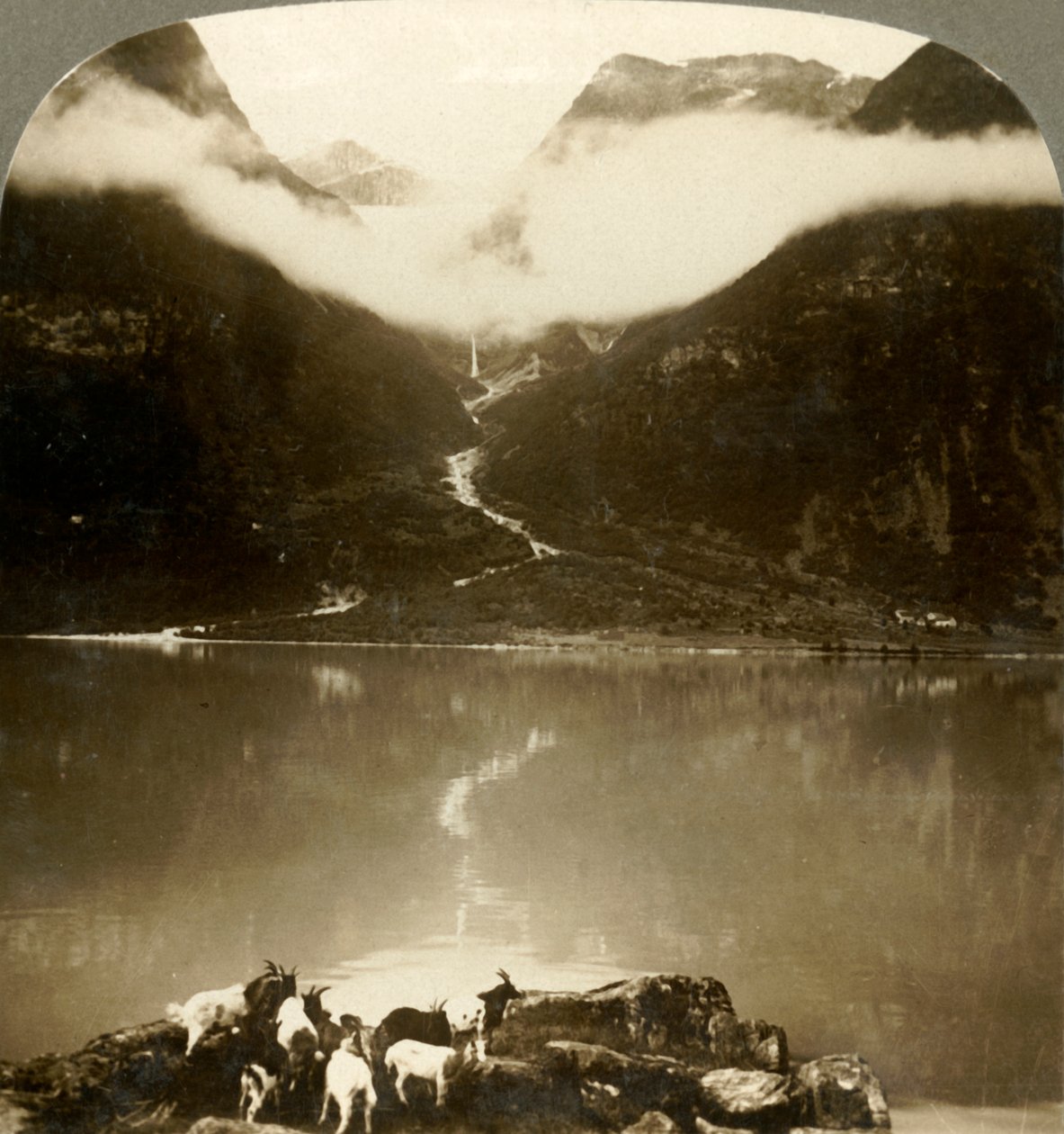 Grytereids冰川在浮云之上闪闪发光，穿越平静的奥尔登湖，挪威，约于1905年。 作者 不明