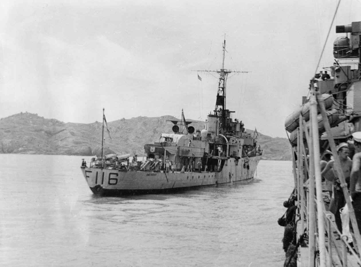 HMS紫水晶，于1949年4月20日在长江上行动后 作者 不明