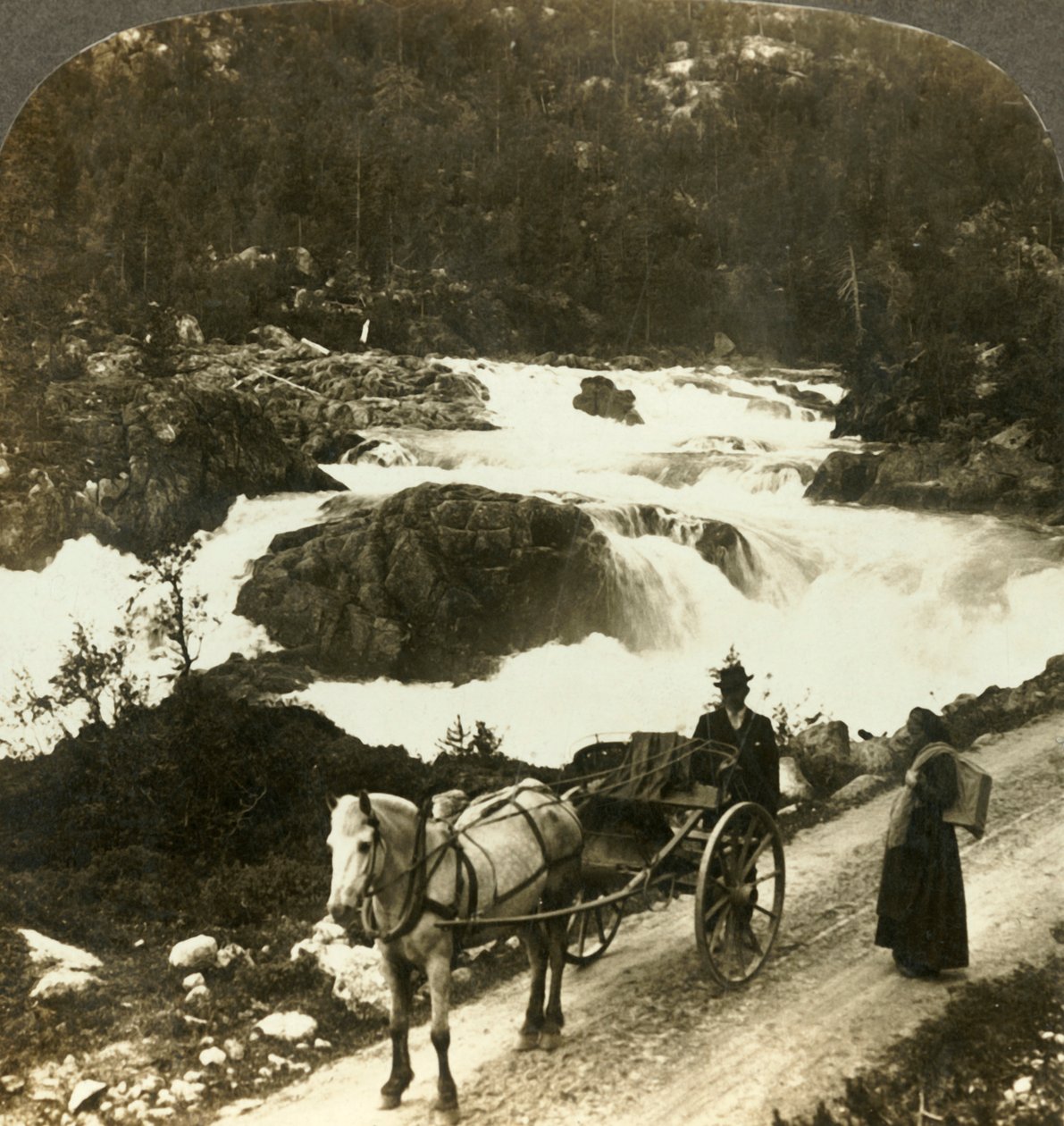 挪威，在起泡沫的小Rjukan瀑布旁，在Telemarken路上停下了stolkjaerre，c1905年 作者 不明