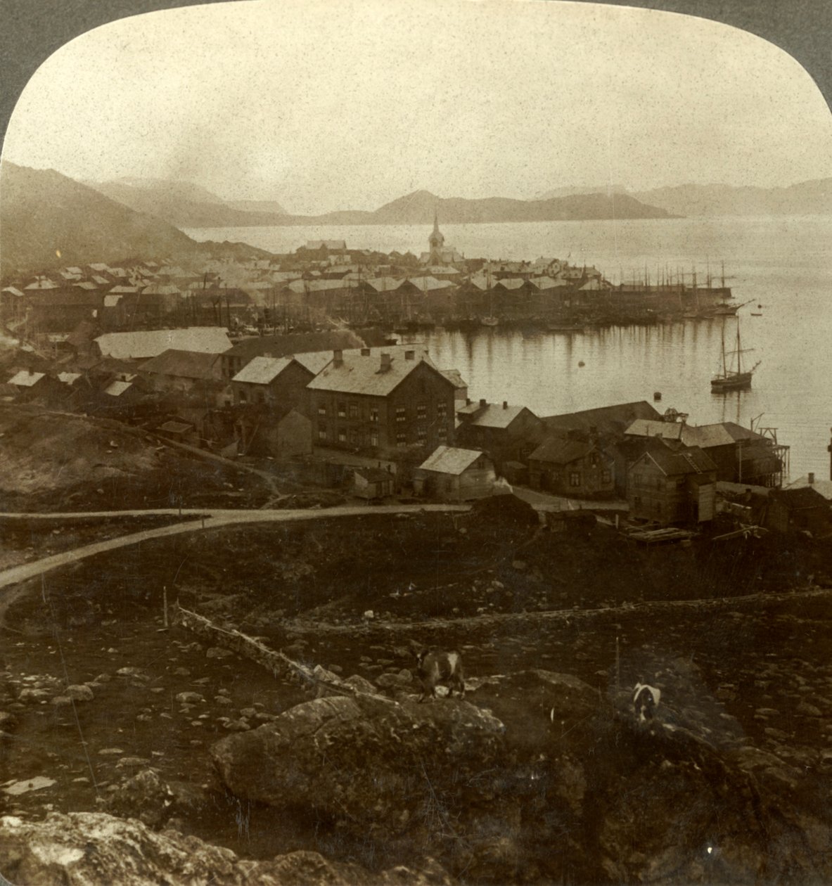 锤节。世界最北端的小镇-挪威，c1905年，5月13日至7月29日无日落。 作者 不明