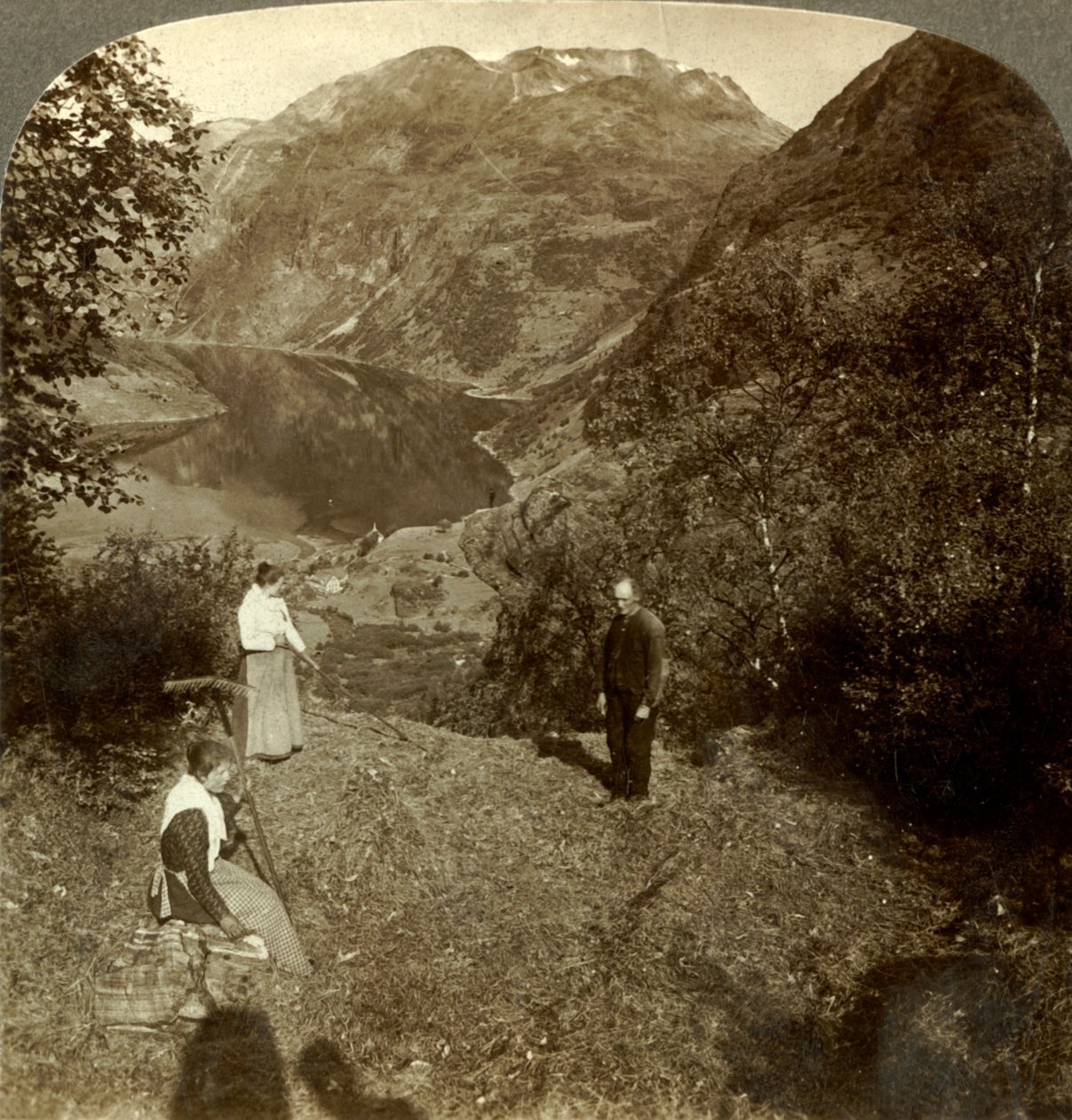 在挪威Marok村和镜象清晰的盖朗厄尔峡湾（Geirangerfjord）上方的高山架子上晒草，约建于1905年 作者 不明