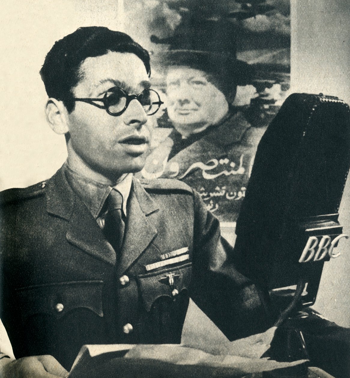 他用摩洛哥阿拉伯语阅读新闻。 1942年，法国战斗部队成员。 作者 不明