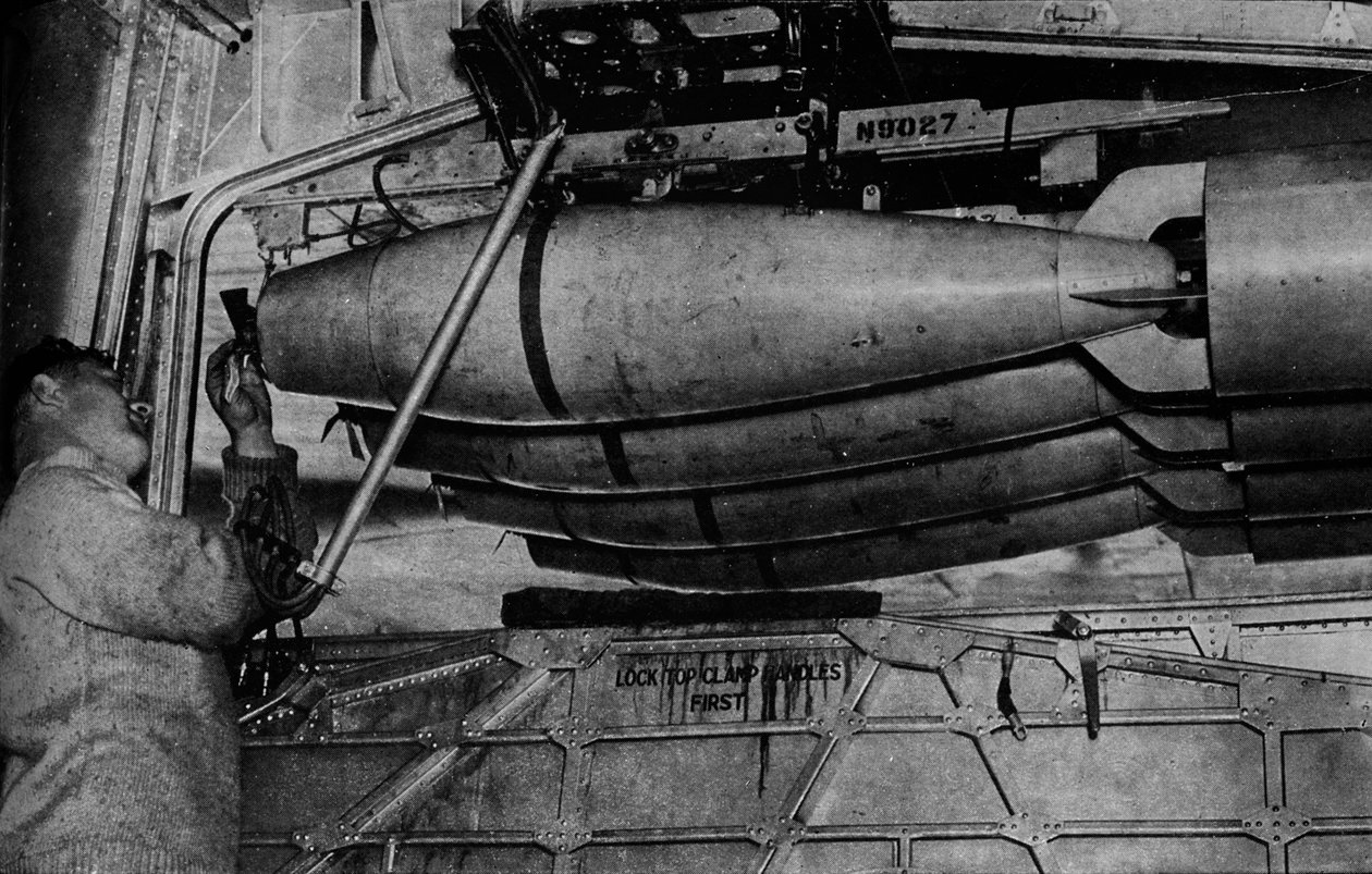 皇家空军“桑德兰”短飞艇机架上的重炸弹，摄于1940年1943年 作者 不明
