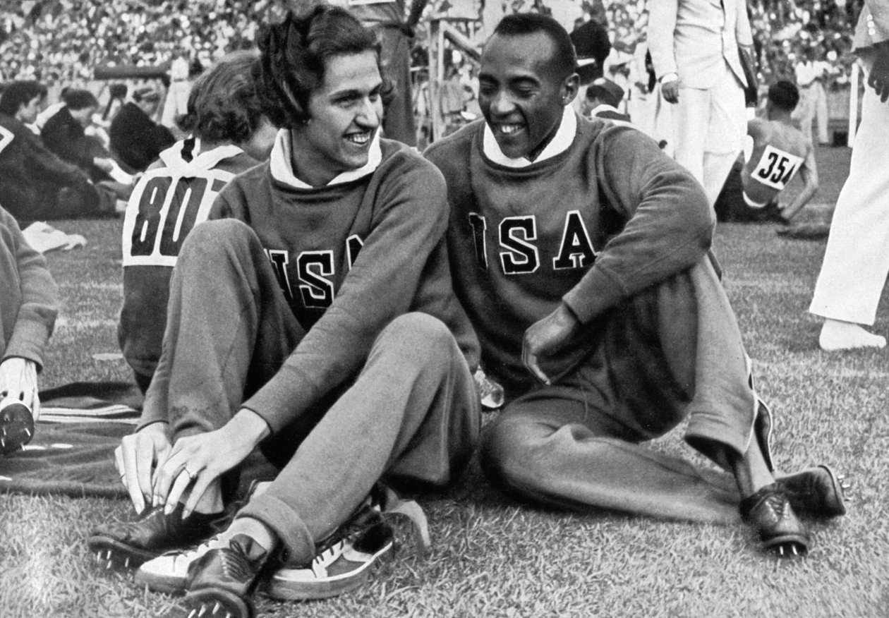 海伦·斯蒂芬斯（Helen Stephens）和杰西·欧文斯（Jesse Owens），1936年柏林奥运会美国运动员 作者 不明