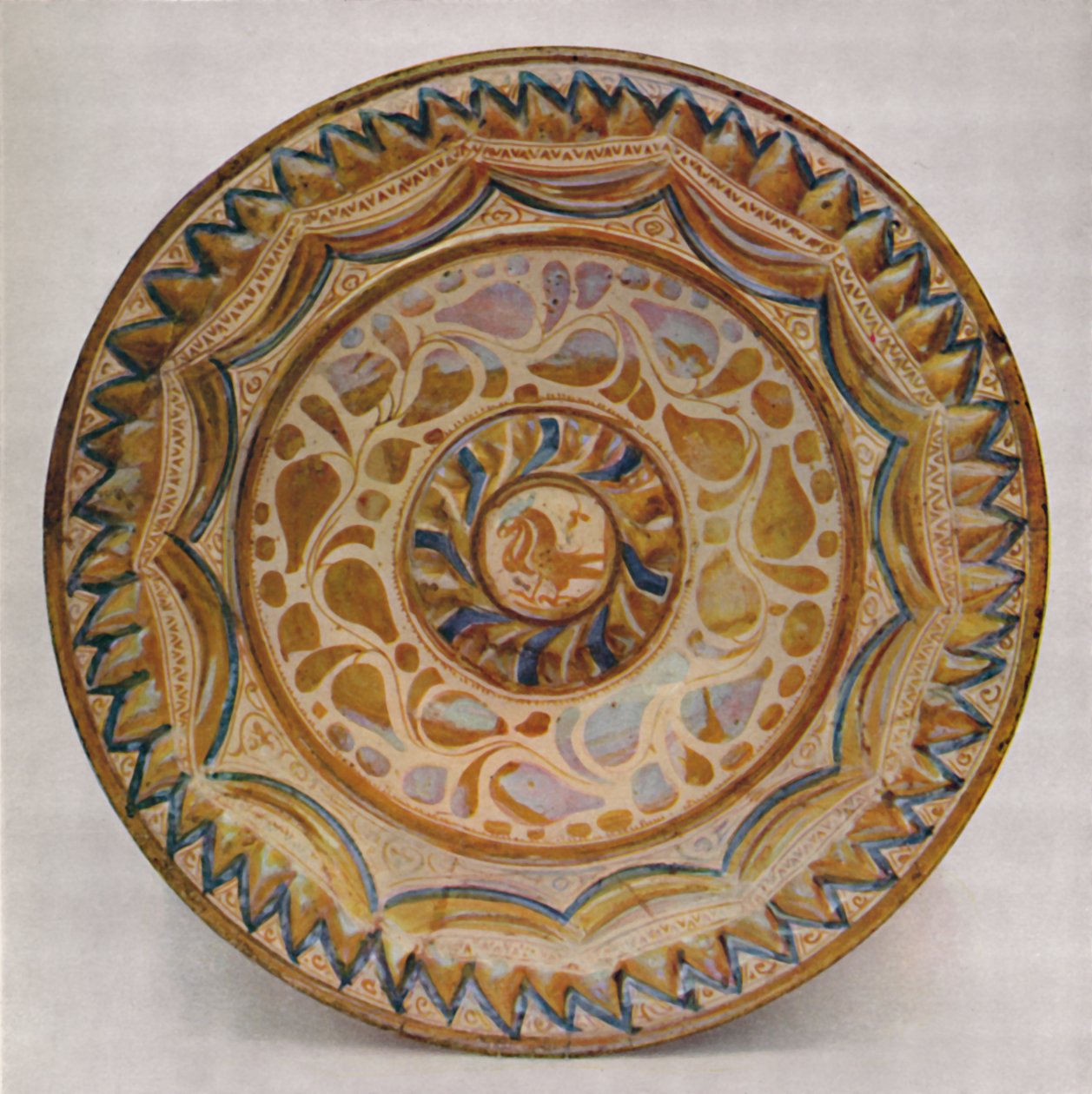 带蓝色鱼鳞边框的西班牙裔-莫斯克式光泽盘。 15世纪，1928年 作者 不明