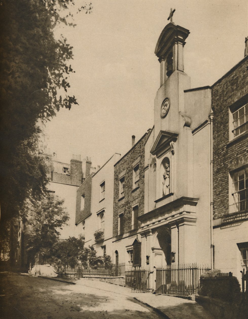 霍利广场（Holly Place），汉普斯特德山（Hampstead Hill）旁的一条安静小路，摄于1935年。 作者 不明