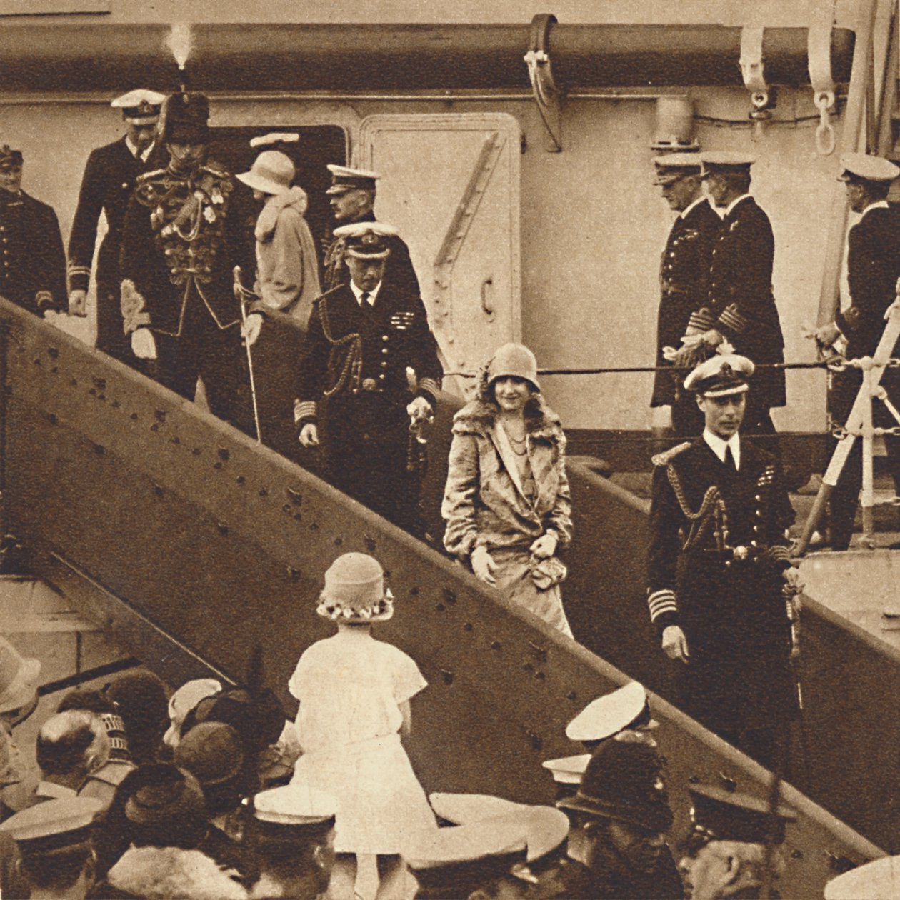 重返家园-公爵和公爵夫人于1927年6月27日登陆朴次茅斯，1937年 作者 不明