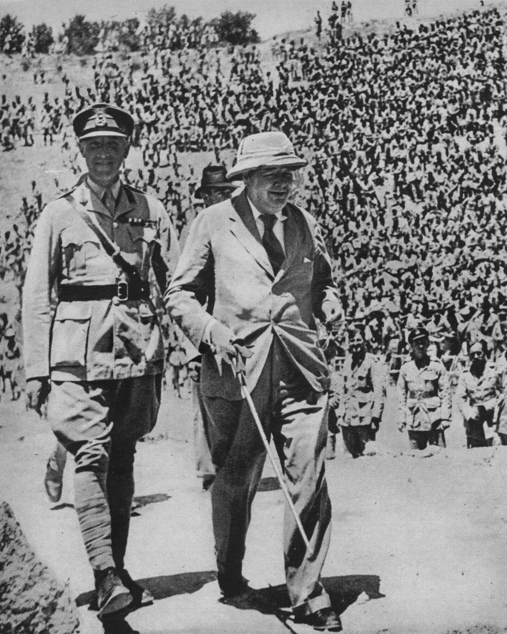 穿越战场的家园-丘吉尔先生（Churchill）在古罗马圆形剧场（迦太基），1943-44年 作者 不明