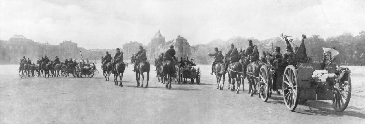马力大炮经过法国凡尔赛宫，1914年8月 作者 不明