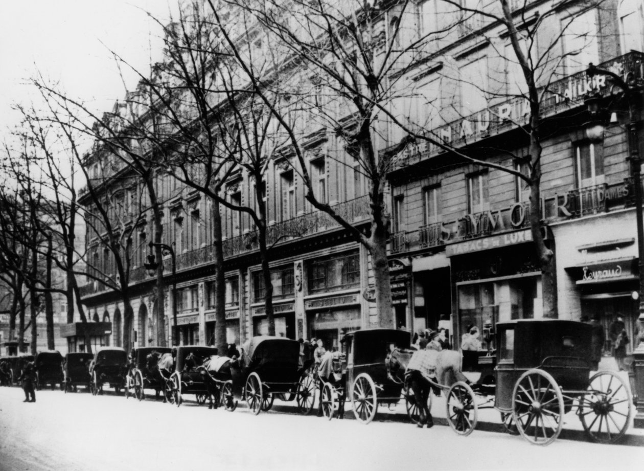 1944年巴黎占领德国期间，马路上的出租车 作者 不明