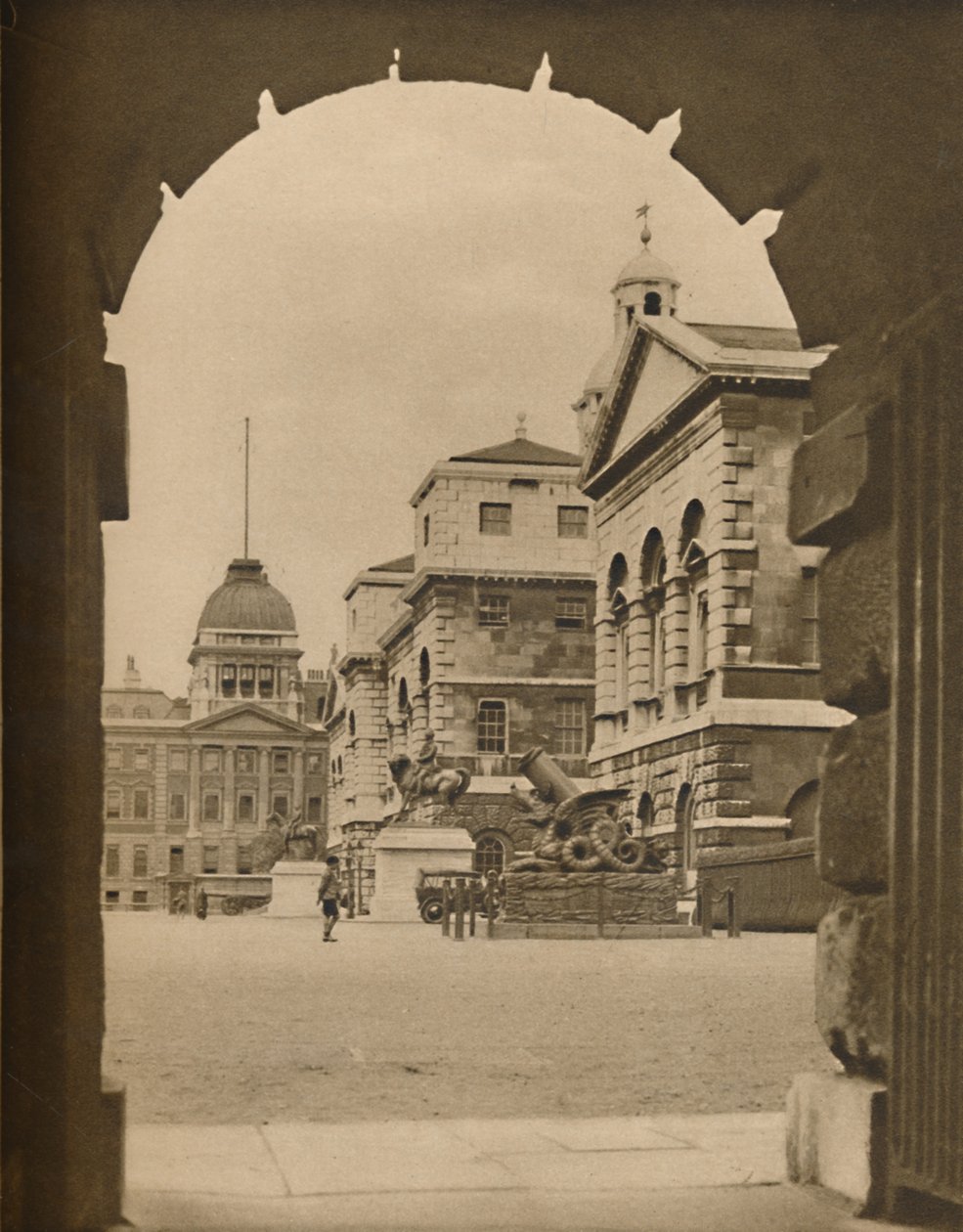骑马卫兵游行，在美国国库通道拱门中构筑，c1935年。 作者 不明