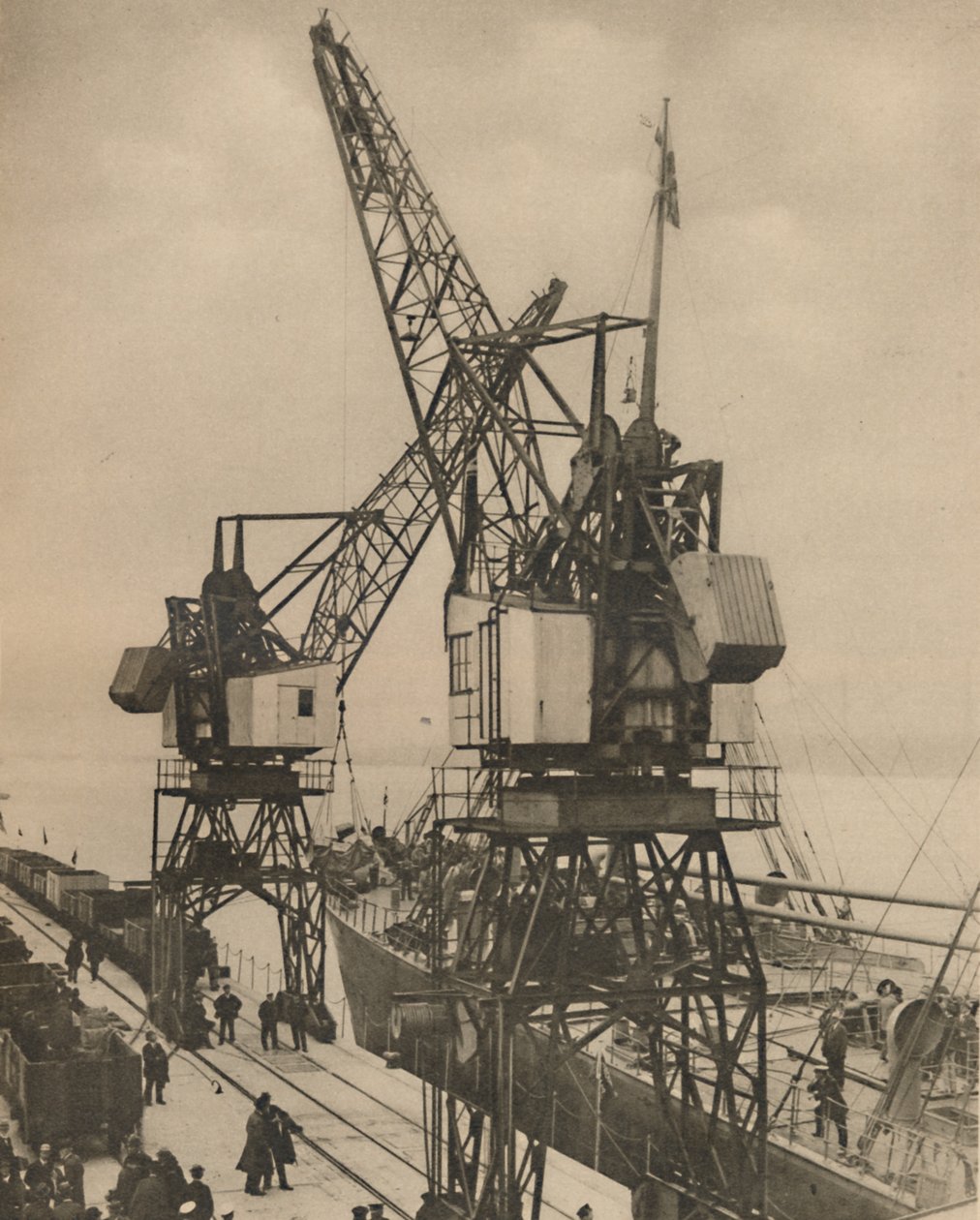 蒂尔伯里（Tilbury）的大型移动式起重机从货舱（C1935）摇摆货物。 作者 不明