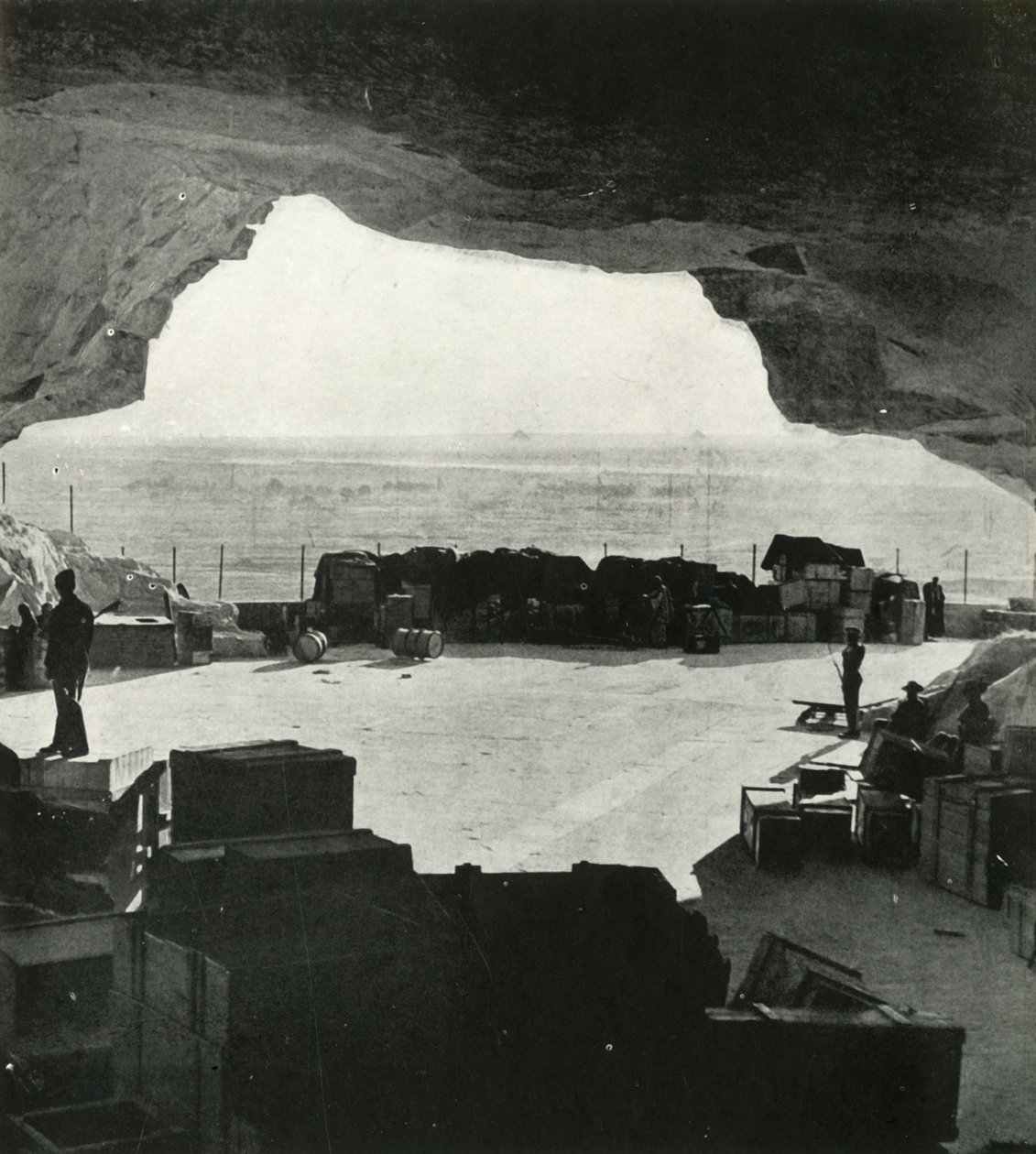 巨大的防弹商店和维修店是从1945年的c1942-1943年的山洞中建造的。 作者 不明